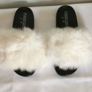 NWOT FurrToes White Fur Black Sole Slippers